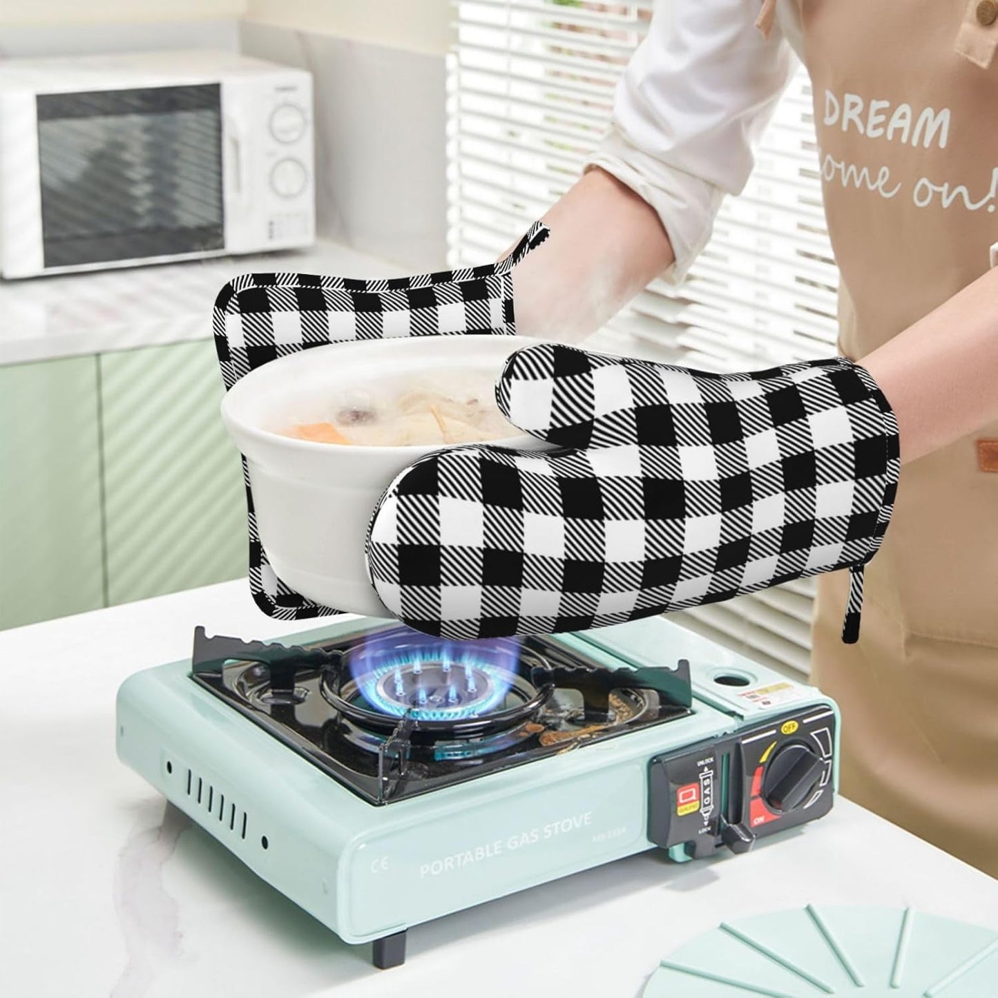 Black Checked Pattern Oven Mitts and Pot Holders Set of 4 Silicone Gingham Plaid Check Black Kitchen Mitten Gloves and Potholders Set Heat Resistant Oven Gloves Hot Holders for Kitchen