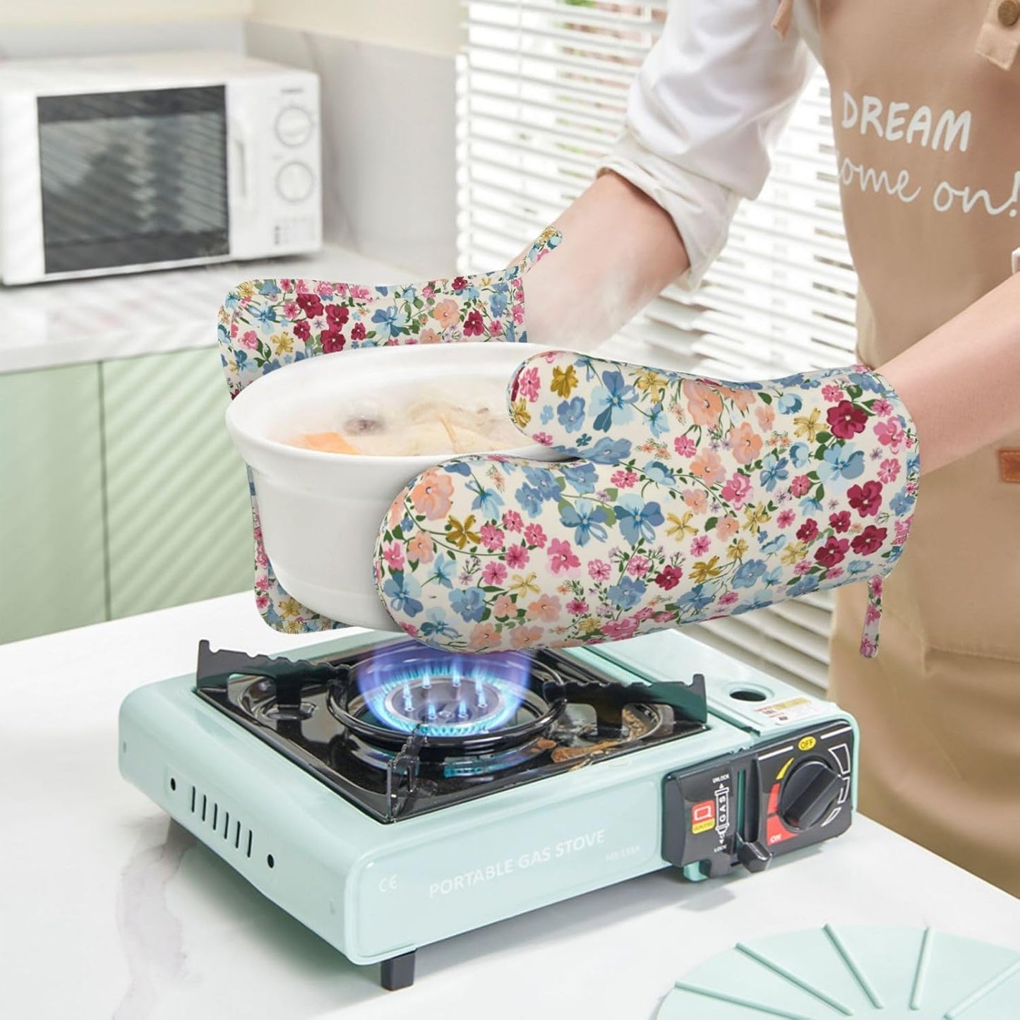 Wild Flowers Floral Meadow Oven Mitts and Pot Holders Set of 4 Silicone Kitchen Mitten Gloves and Non-Slip Potholders Set Heat Resistant Oven Gloves Hot Holders for Kitchen