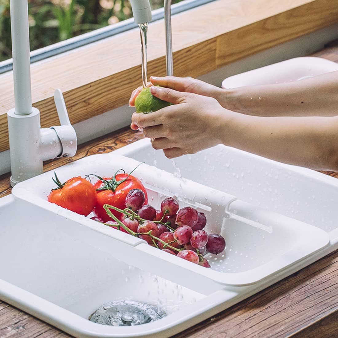 Collapsible Sink Colanders and Strainers Basket Over the Sink Colander Collapsible Colander Extendable Plastic Fruit Vegetable Strainer Drainer Basket for Kitchen (Length 14.3 inch-19.4 inch) (White)