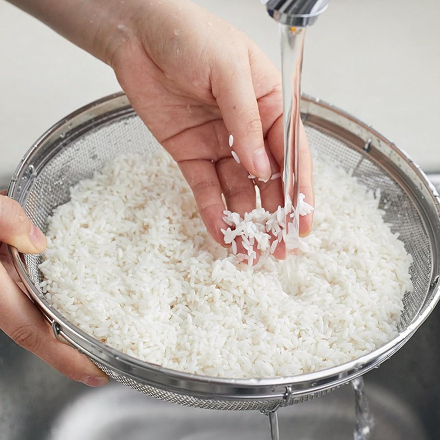 Fine Mesh Strainer for Kitchen, Stainless Steel Colander Bowl for Pasta, Rice, Fruit, Metal Net Baskets with Resting Base - Strain, Drain, Rinse （Diameter 9.84 inch）